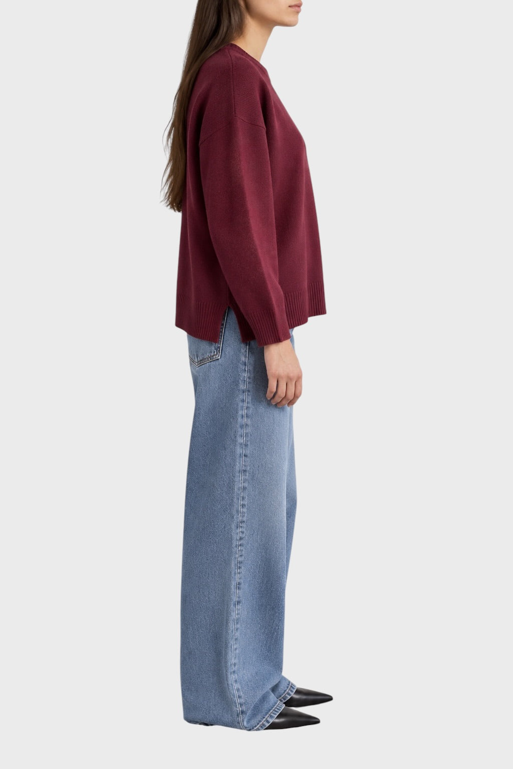 Maglia BE YOU in cashmere Merlot con spacchi laterali, vista di profilo