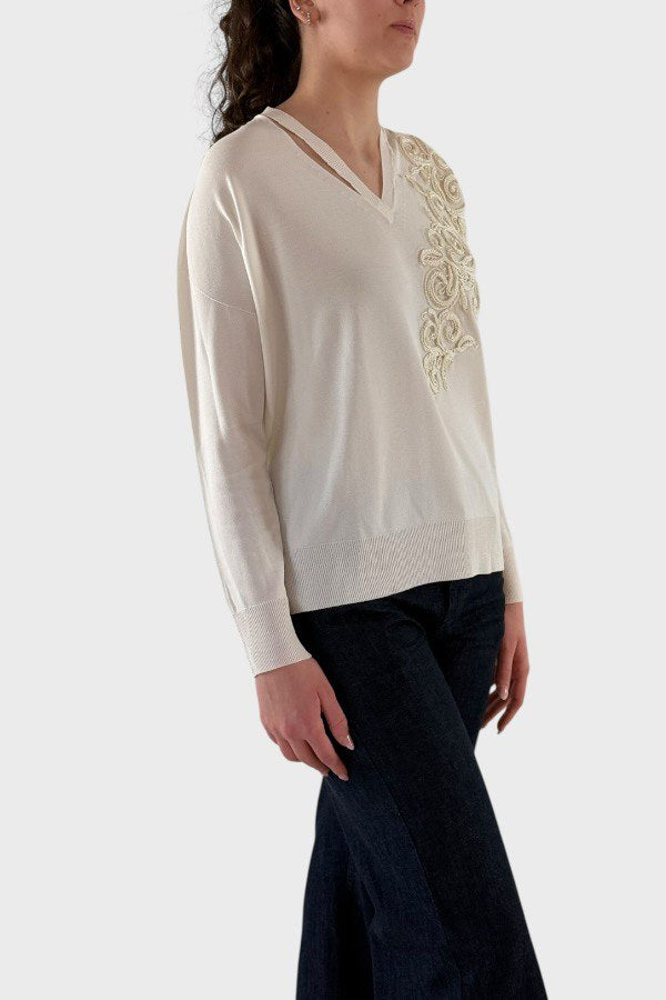 Maglia avorio con ricamo e dettaglio cut-out su spalla