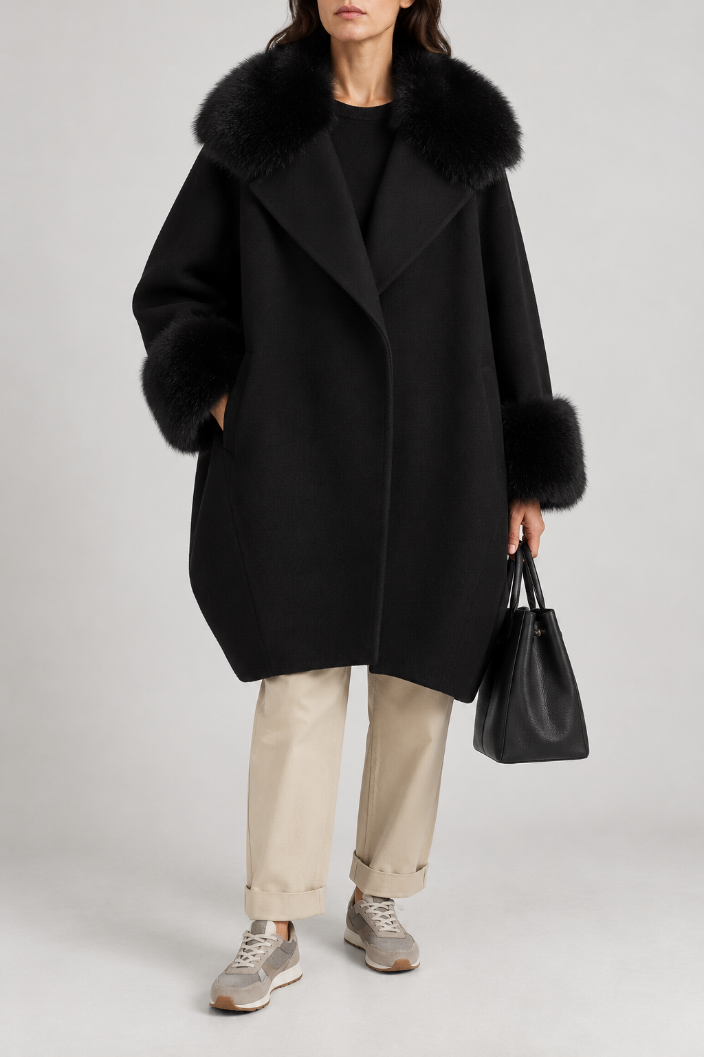 Cappotto Herno nero in lana con collo e polsi in pelliccia, vista frontale