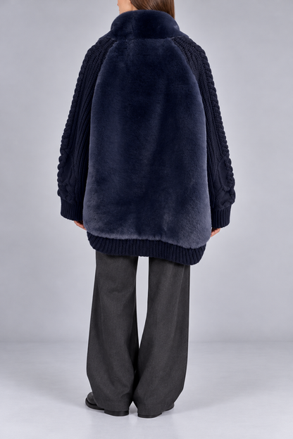 Giubbotto blu in maglia con collo morbido