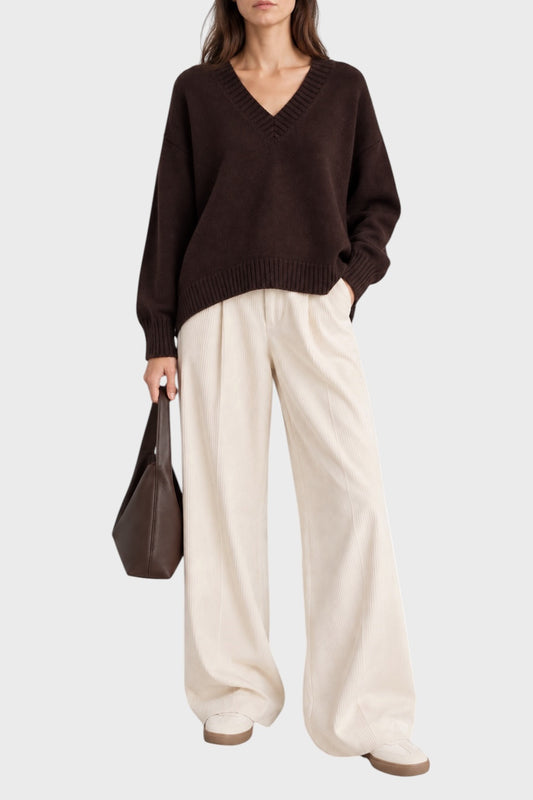 Maglia BE YOU marrone in cachemire con scollo a V, vista frontale intera