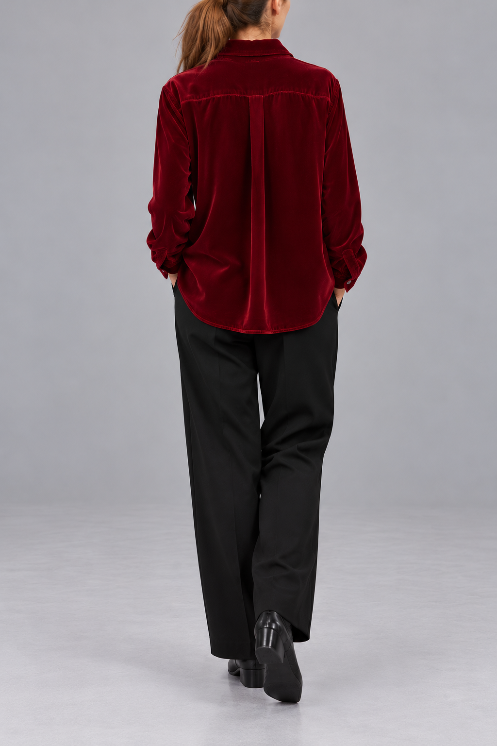 Camicia ASPESI rossa in velluto di viscosa e seta, vista posteriore su modella