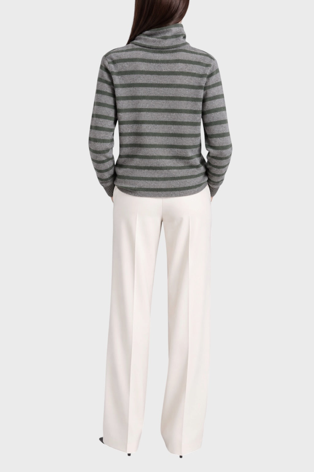 Maglia BE YOU in cashmere a righe grigie e verdi con collo alto, vista posteriore