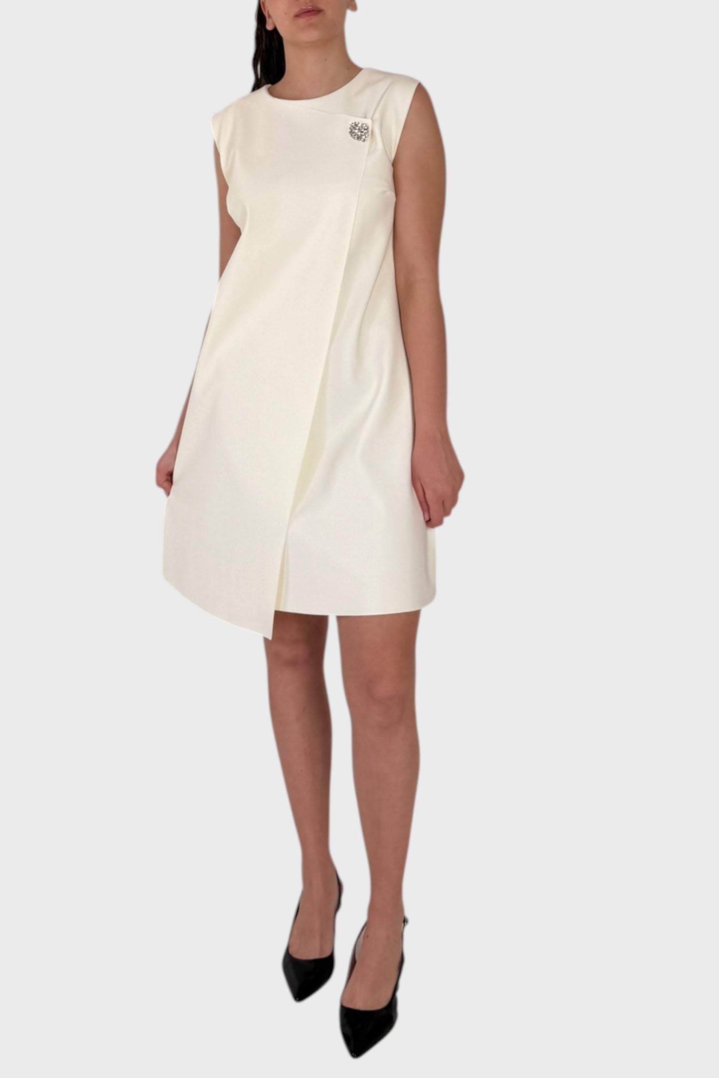 Mini dress con spilla gioiello