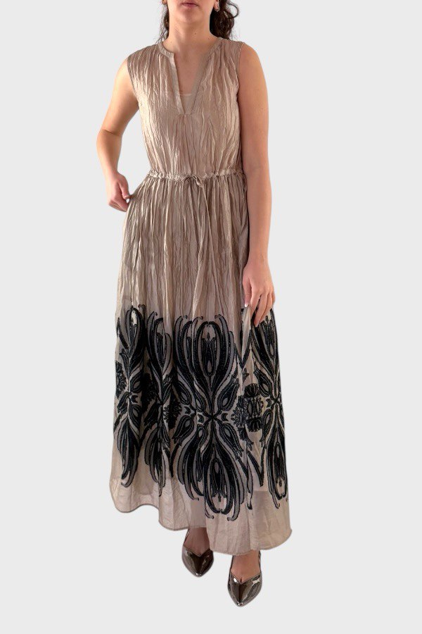 Abito lungo beige con ricamo nero