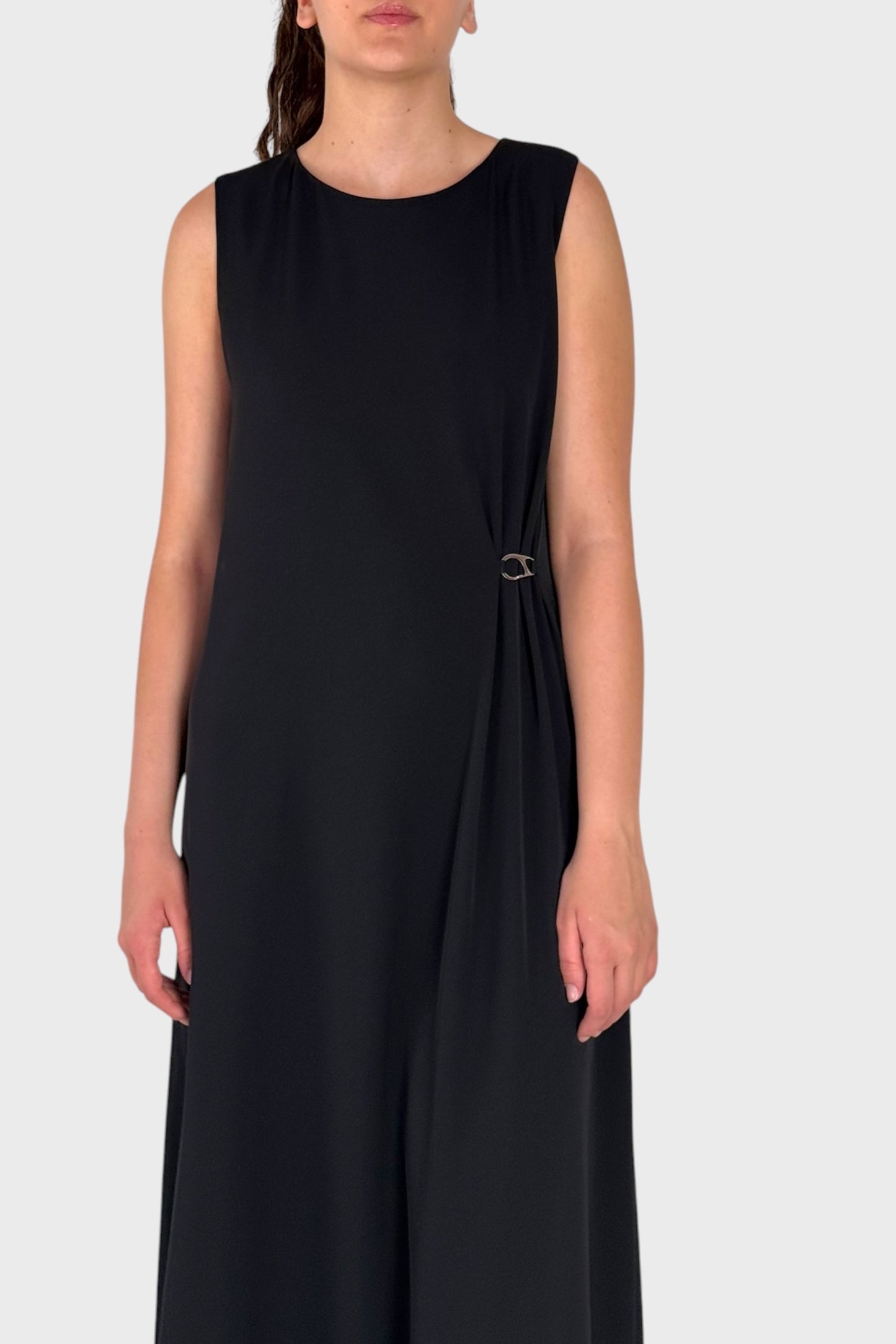 Abito Lungo Nero Elegante con Mantella Laterale