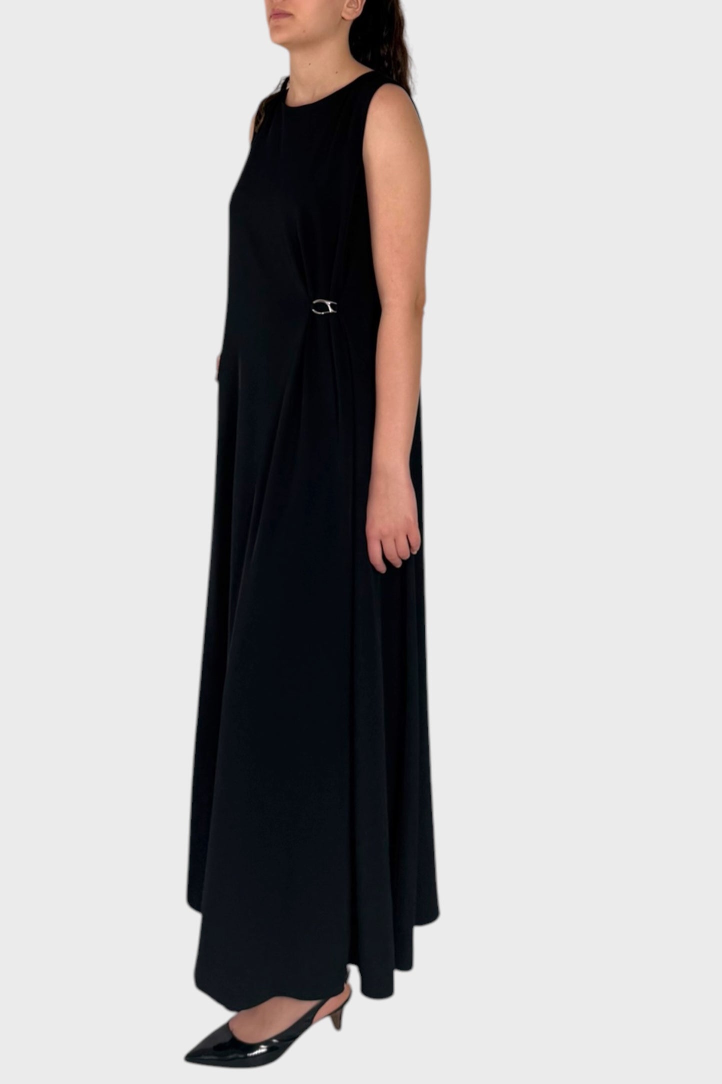 Abito Lungo Nero Elegante con Mantella Laterale