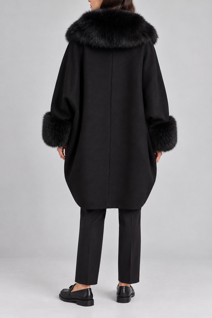Cappotto Herno nero in lana con collo e polsi in pelliccia, vista posteriore