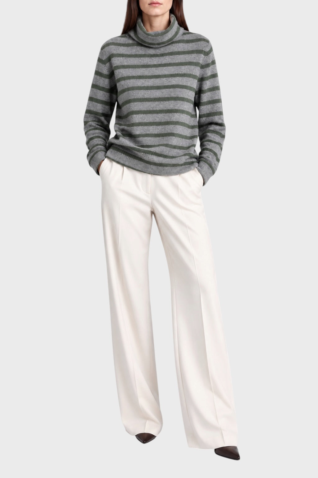 Maglia BE YOU in cashmere a righe grigie e verdi con collo alto, vista frontale