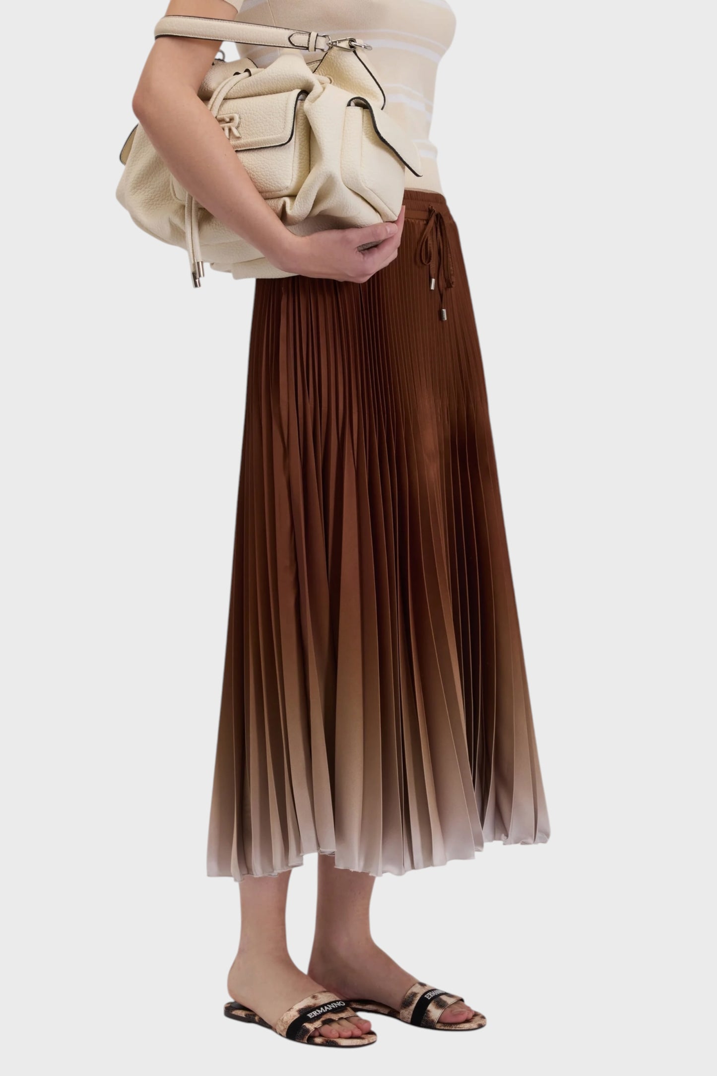 Gonna midi plissettata effetto satin con sfumature eleganti