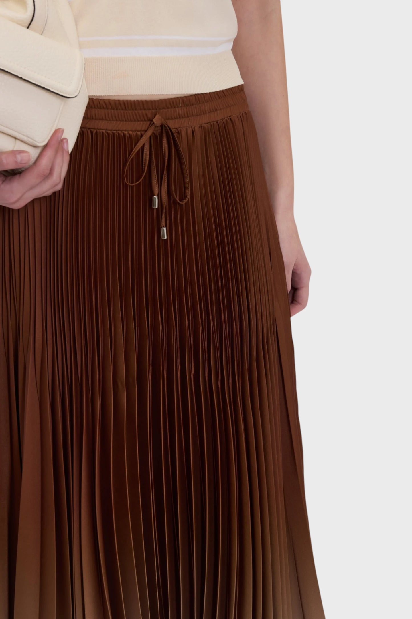 Gonna midi plissettata effetto satin con sfumature eleganti
