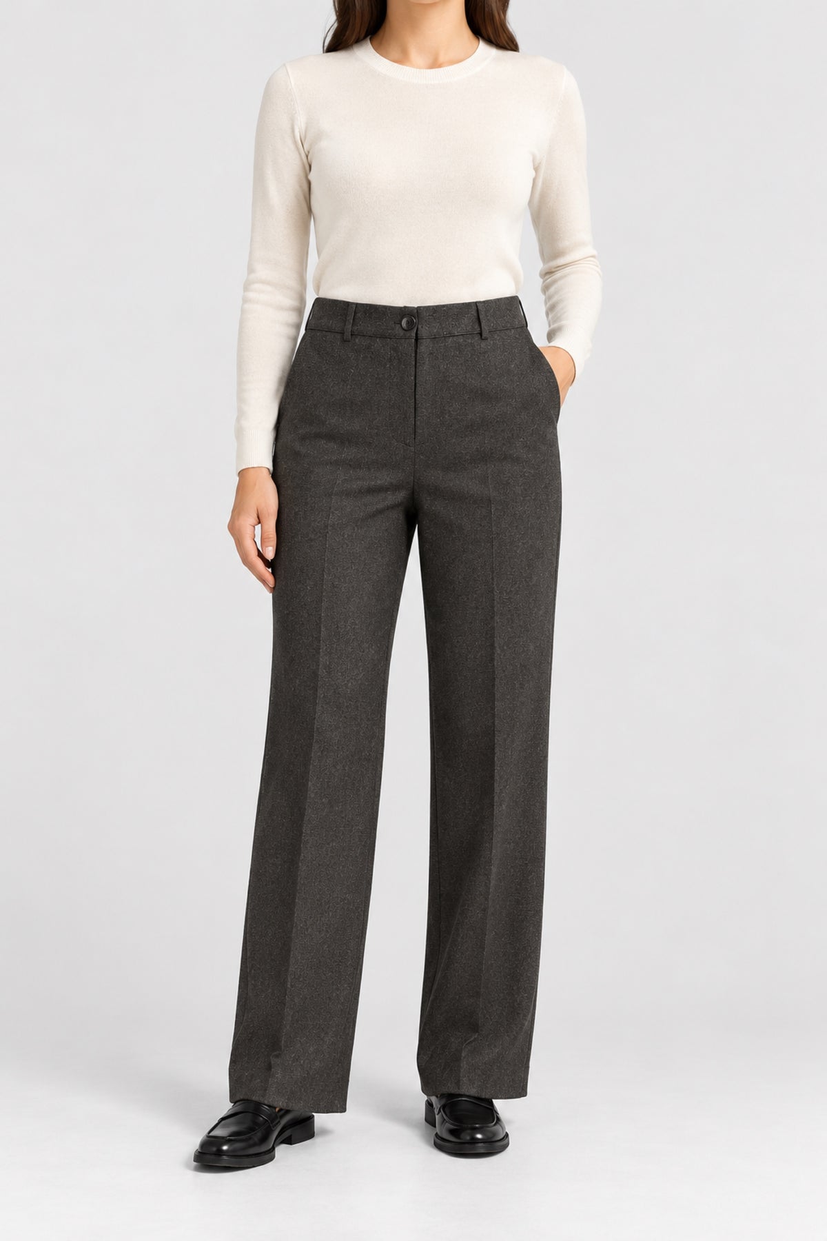Pantaloni caffè con piega D. Exterior, vista frontale su modella