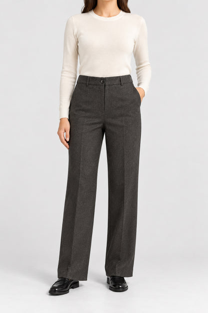 Pantaloni caffè con piega D. Exterior, vista frontale su modella