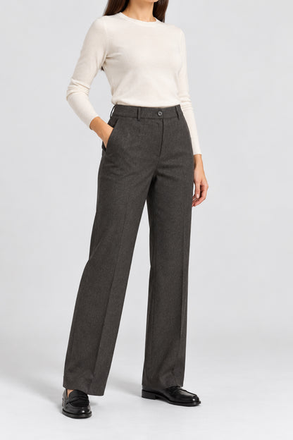Pantaloni caffè con piega D. Exterior, vista a tre quarti su modella