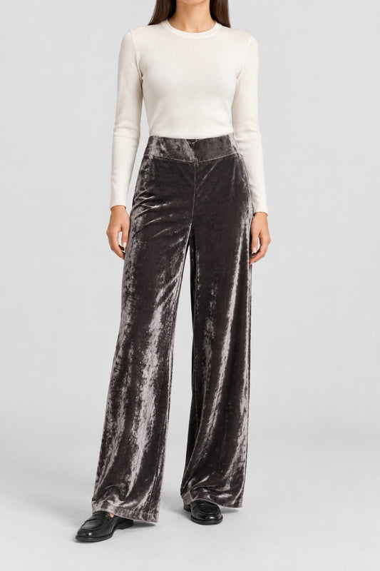 Pantaloni in velluto color piombo D. Exterior, vista frontale su modella