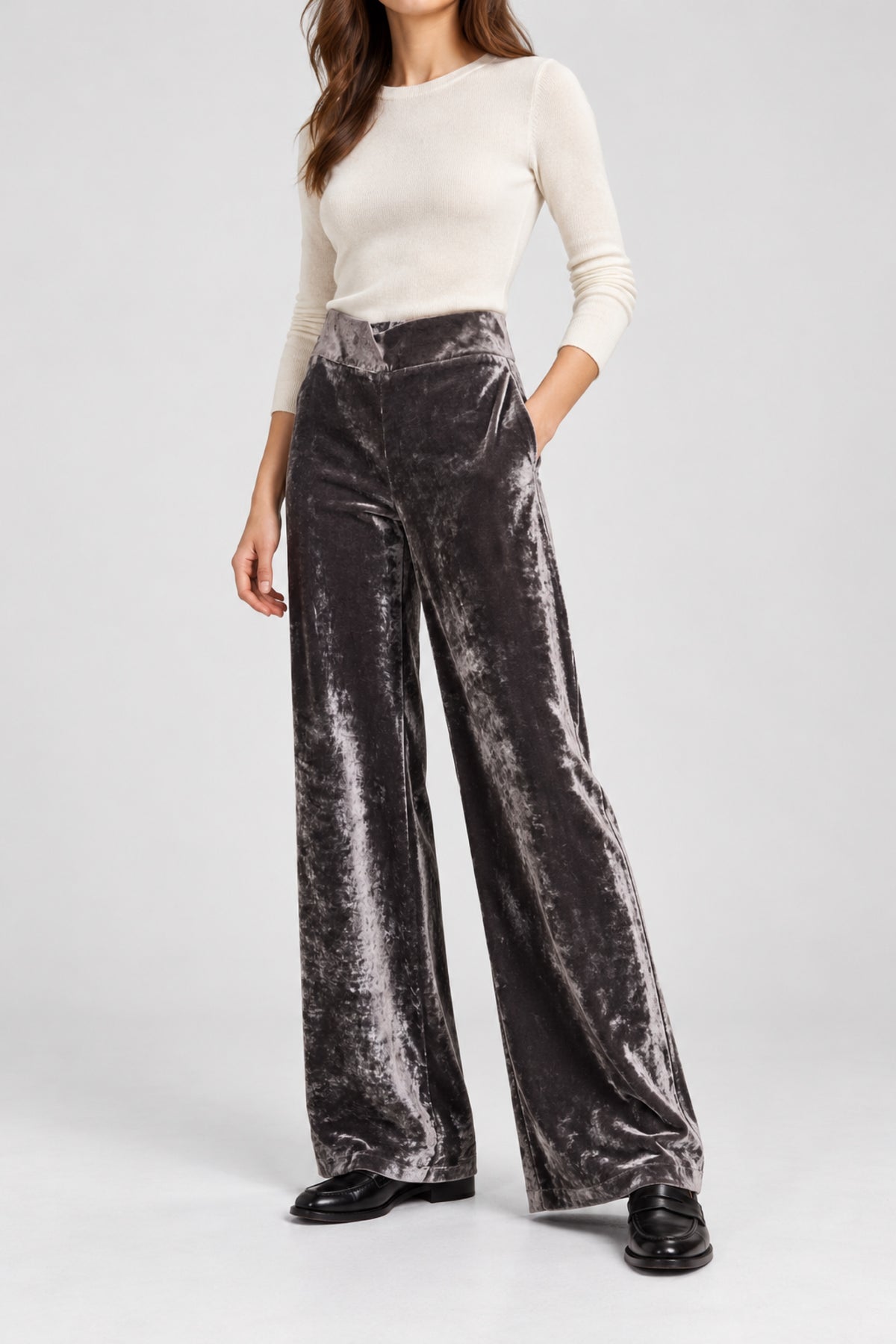 Pantaloni in velluto color piombo D. Exterior, vista a tre quarti su modella