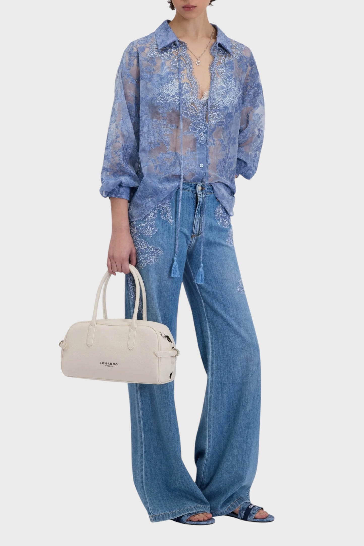 Jeans flare da donna con ricami in pizzo sui fianchi