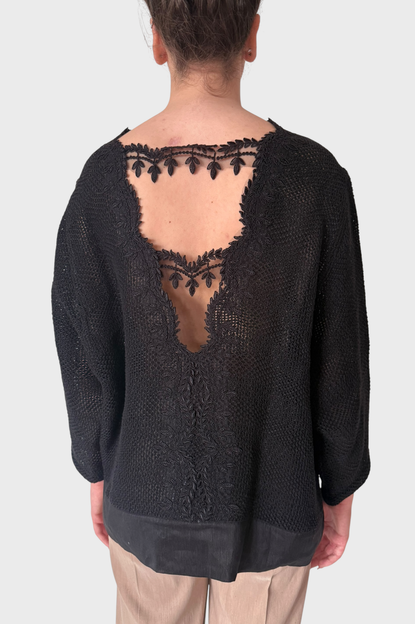 Maglia traforata in lino con schiena scoperta