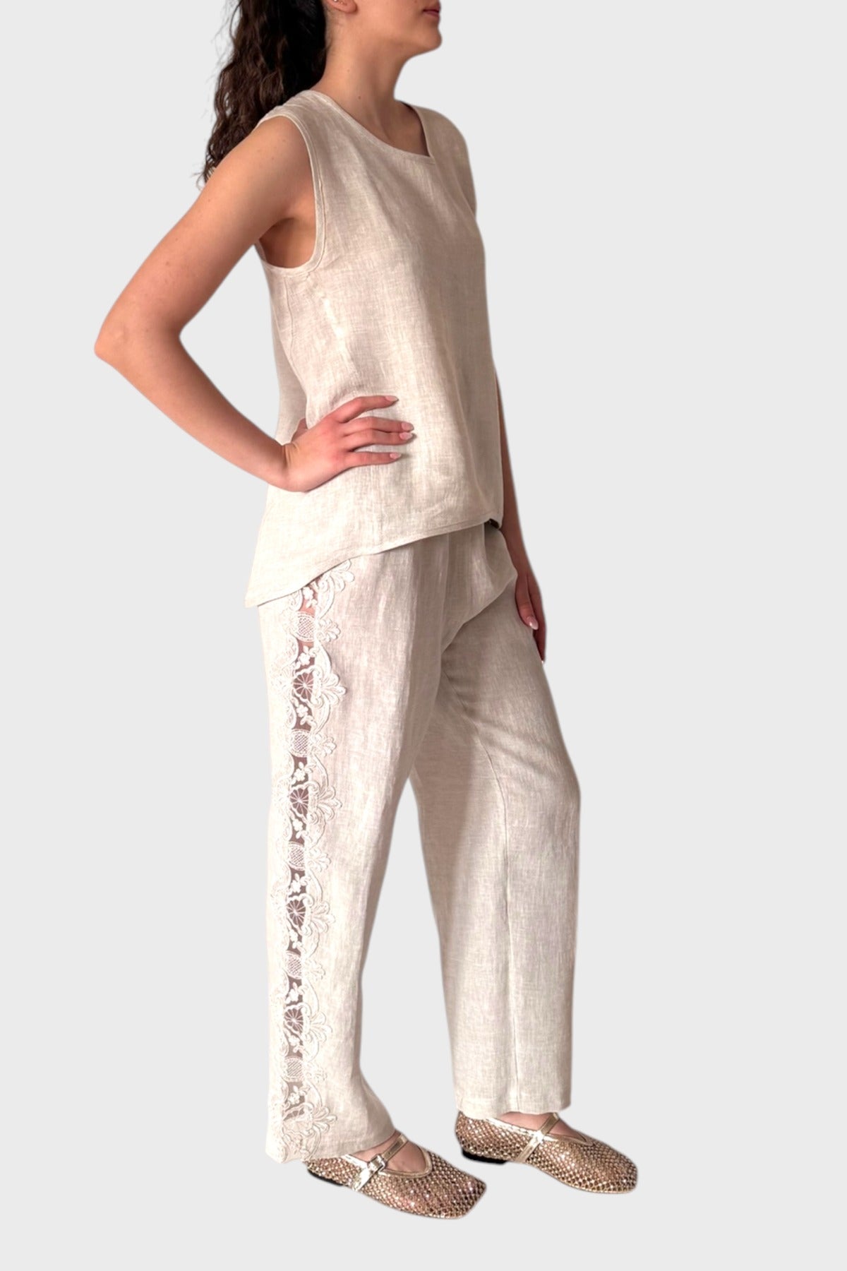 Pantaloni a gamba larga Maurizio Mykonos in lino bianco sporco con inserti in pizzo laterali e vita alta.