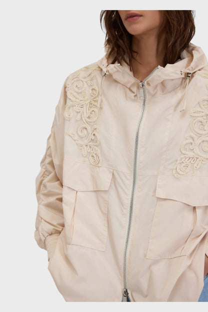 Parka leggero con cappuccio e dettagli ricamati