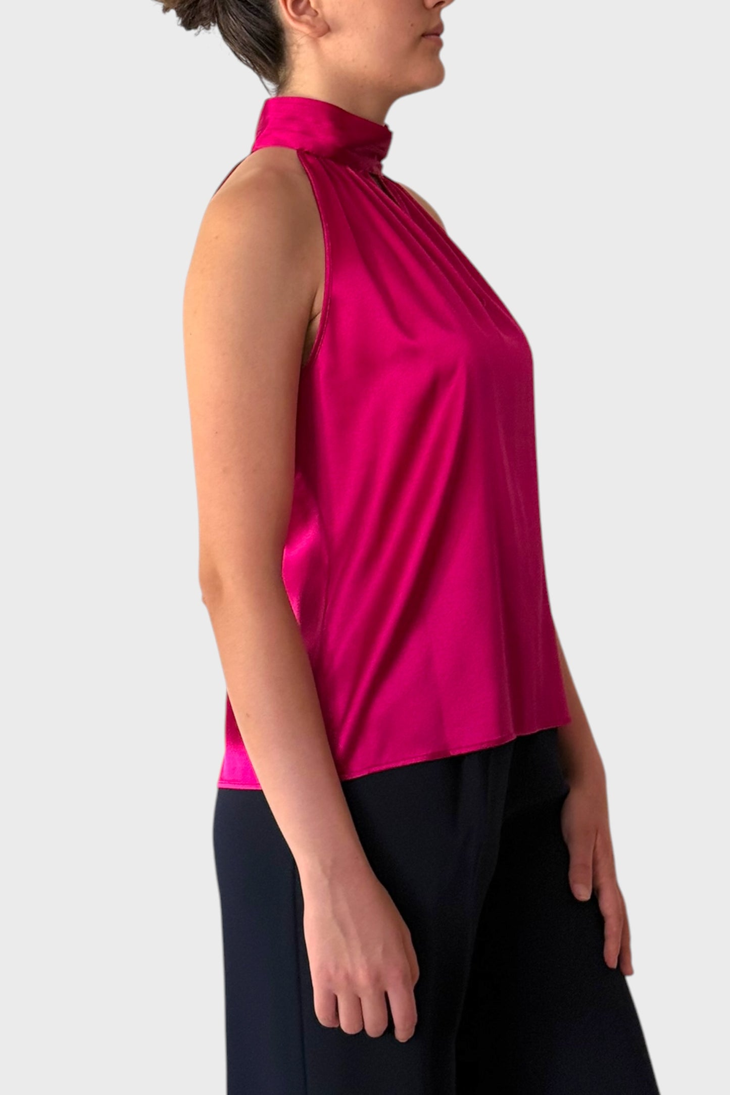 Top in Seta Fucsia con Collo Drappeggiato e Dettaglio Goccia