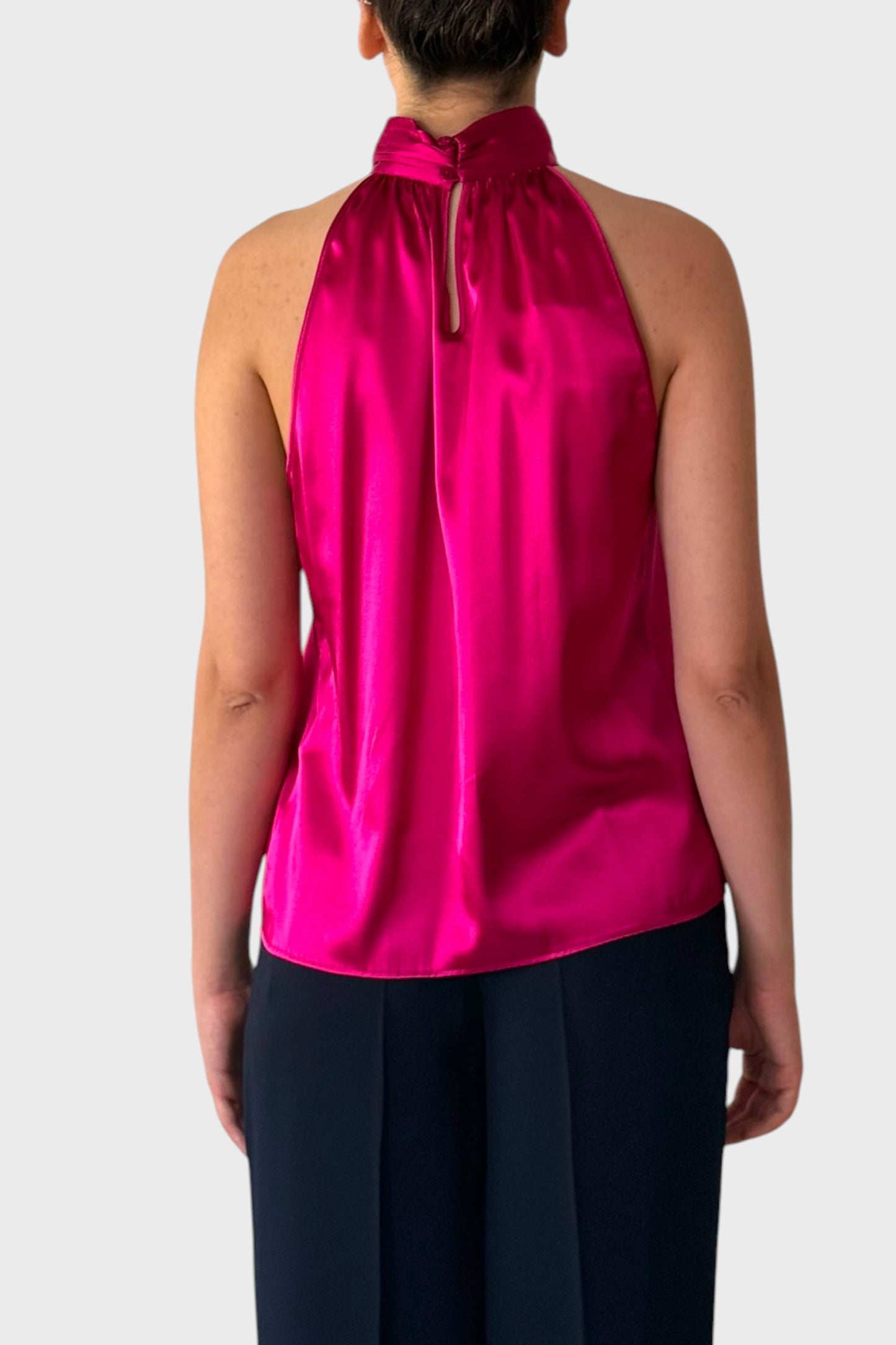 Top in Seta Fucsia con Collo Drappeggiato e Dettaglio Goccia