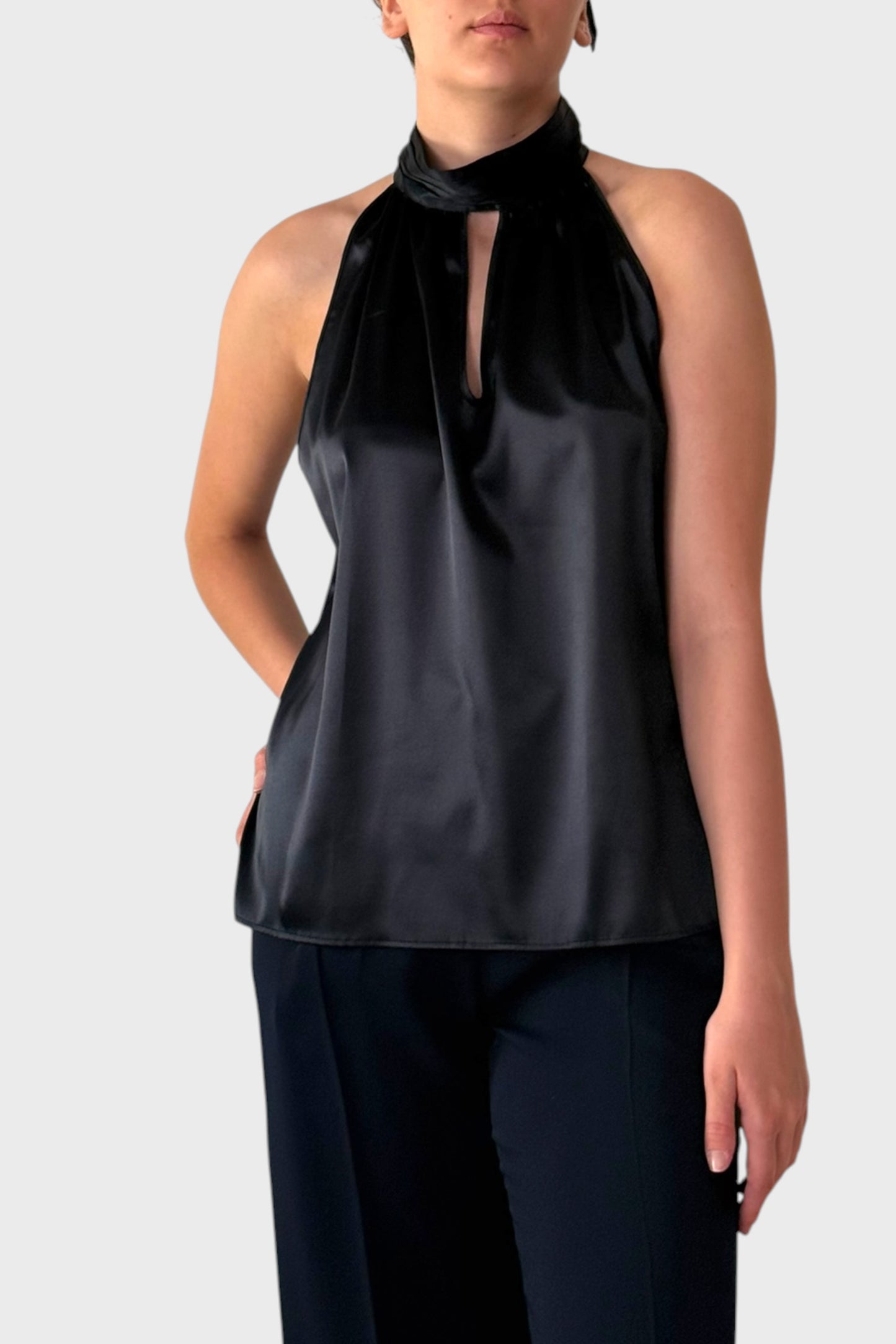 Top in Seta con Collo Drappeggiato e Dettaglio Goccia