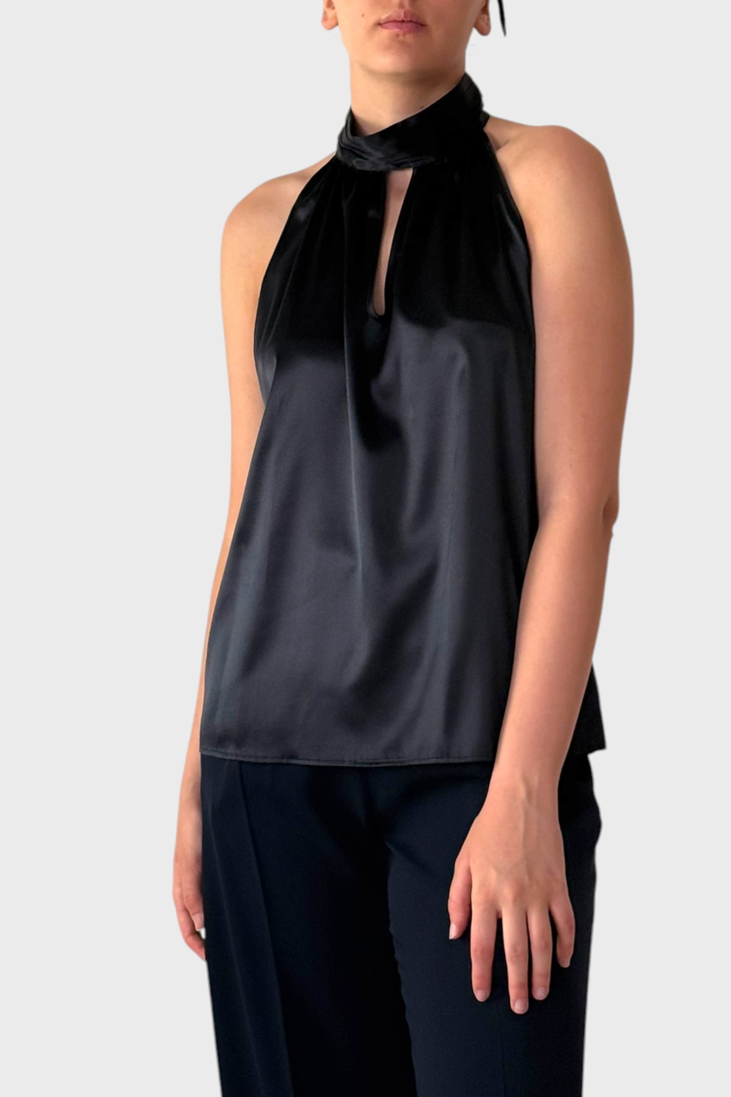 Top in Seta con Collo Drappeggiato e Dettaglio Goccia