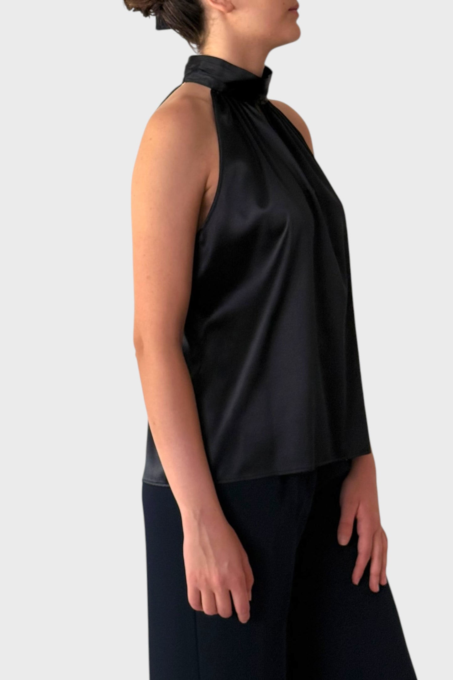 Top in Seta con Collo Drappeggiato e Dettaglio Goccia