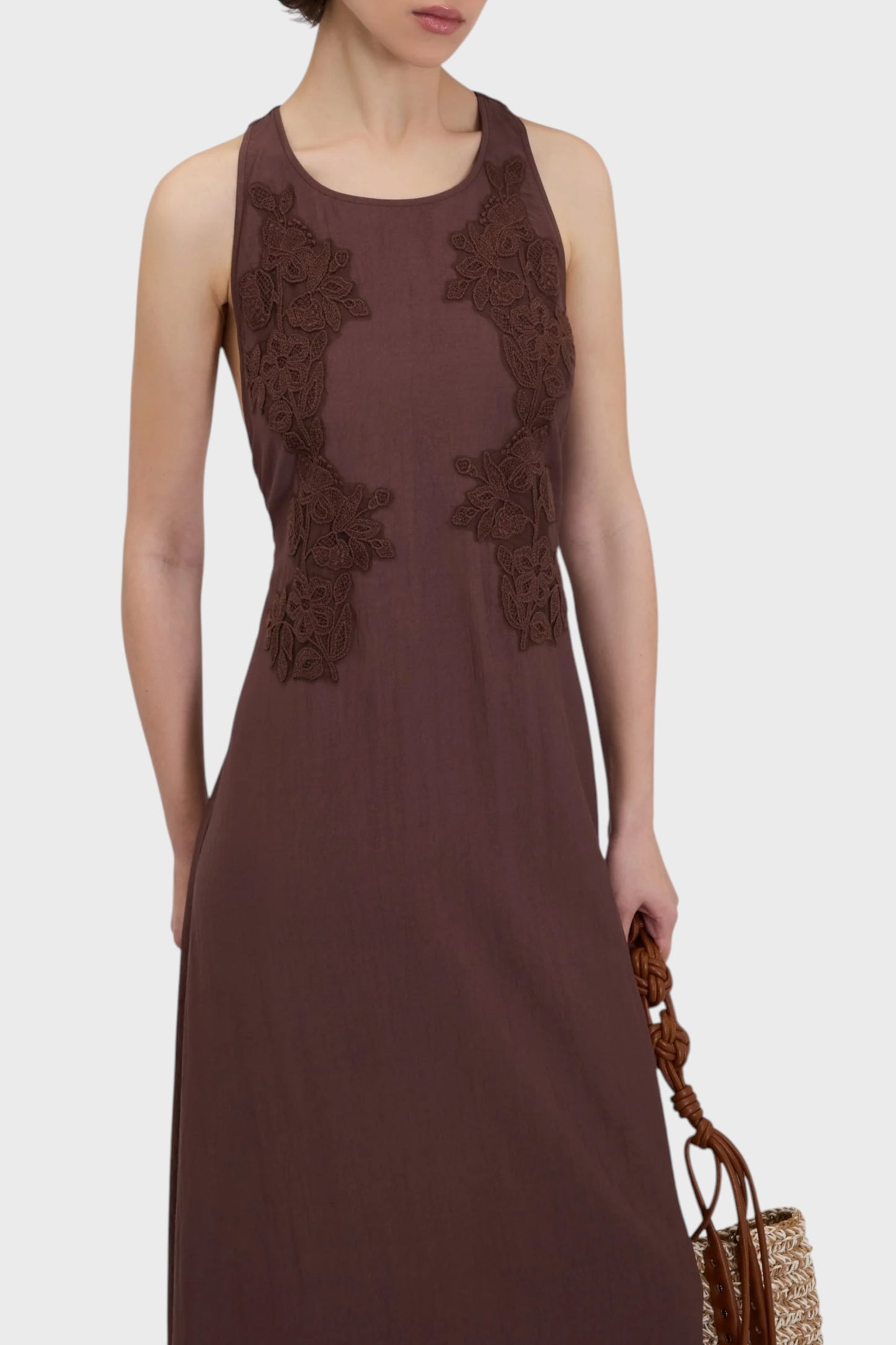 Vestito lungo fluido con ricami in pizzo delicati