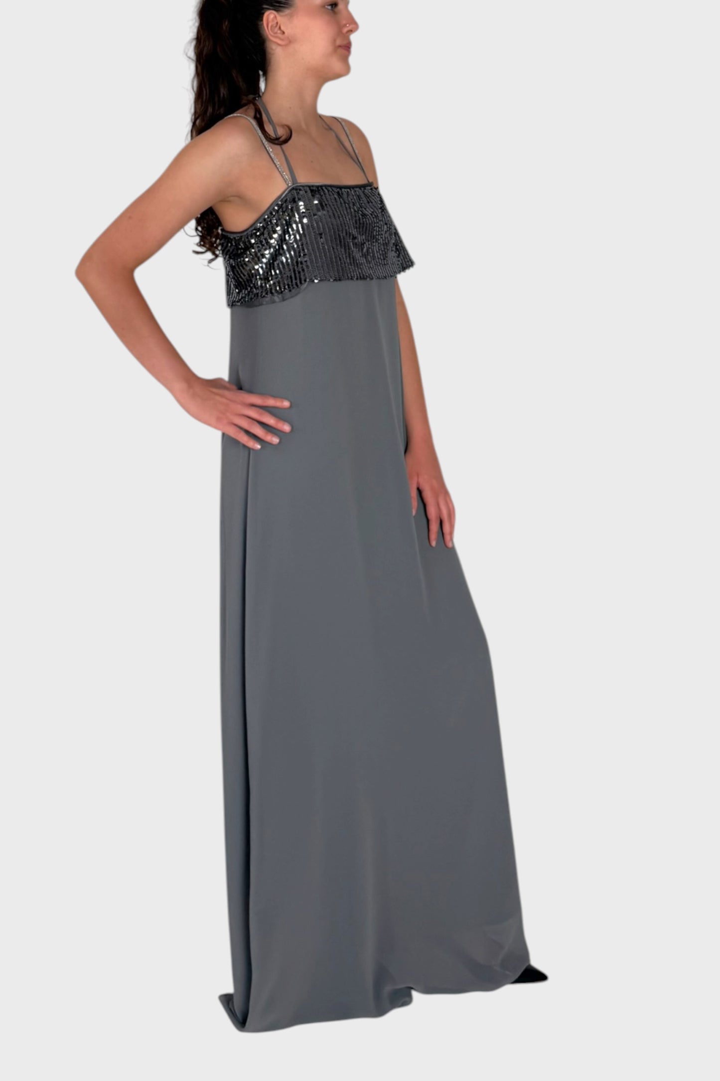 Vestito lungo grigio con fascia in paillettes