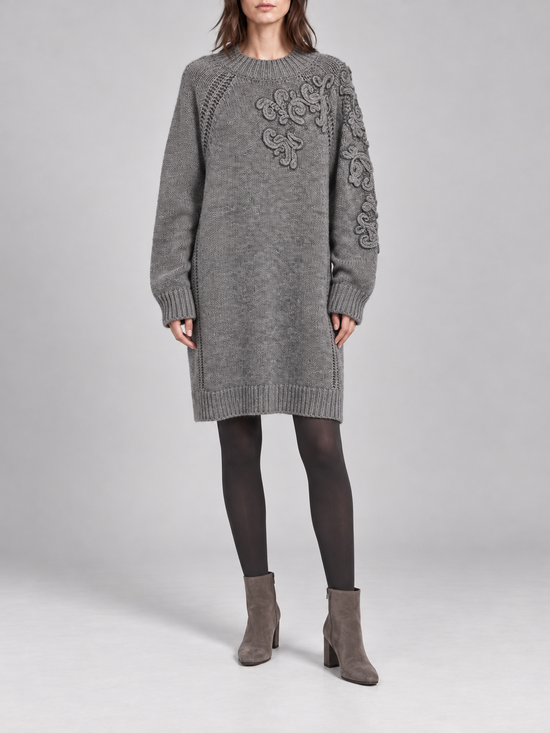Abito in maglia grigio con ricami