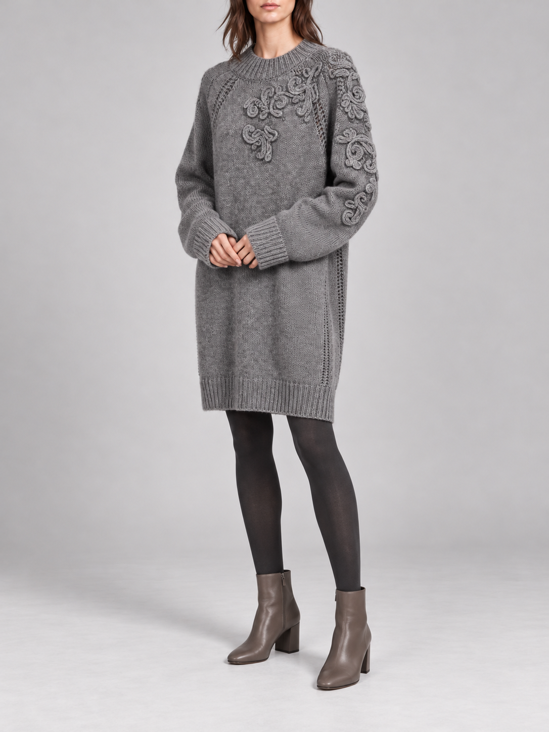 Abito in maglia grigio con ricami