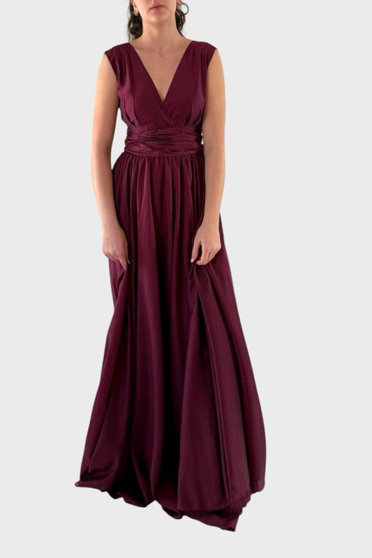 Abito con scollo profondo e cintura