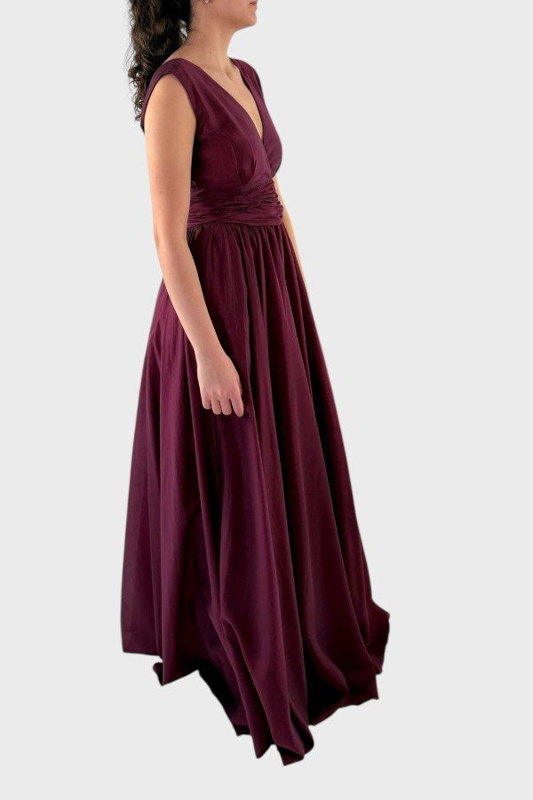 Abito con scollo profondo e cintura