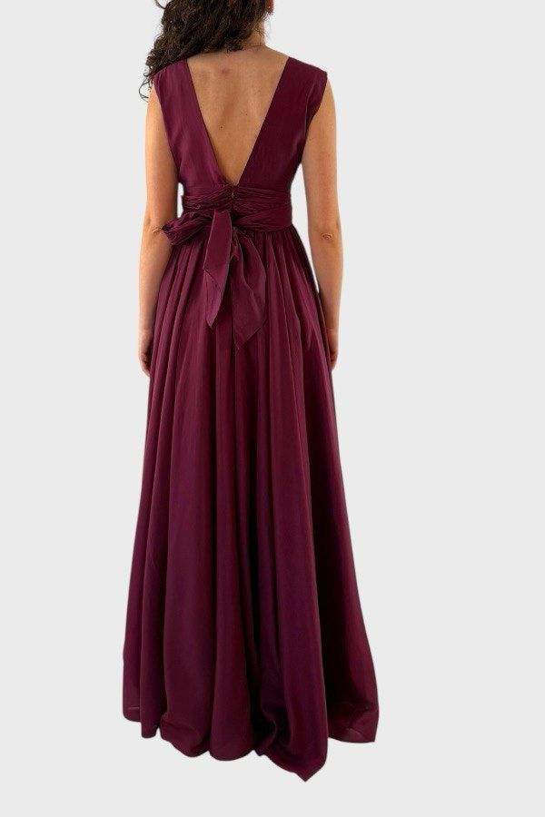 Abito con scollo profondo e cintura