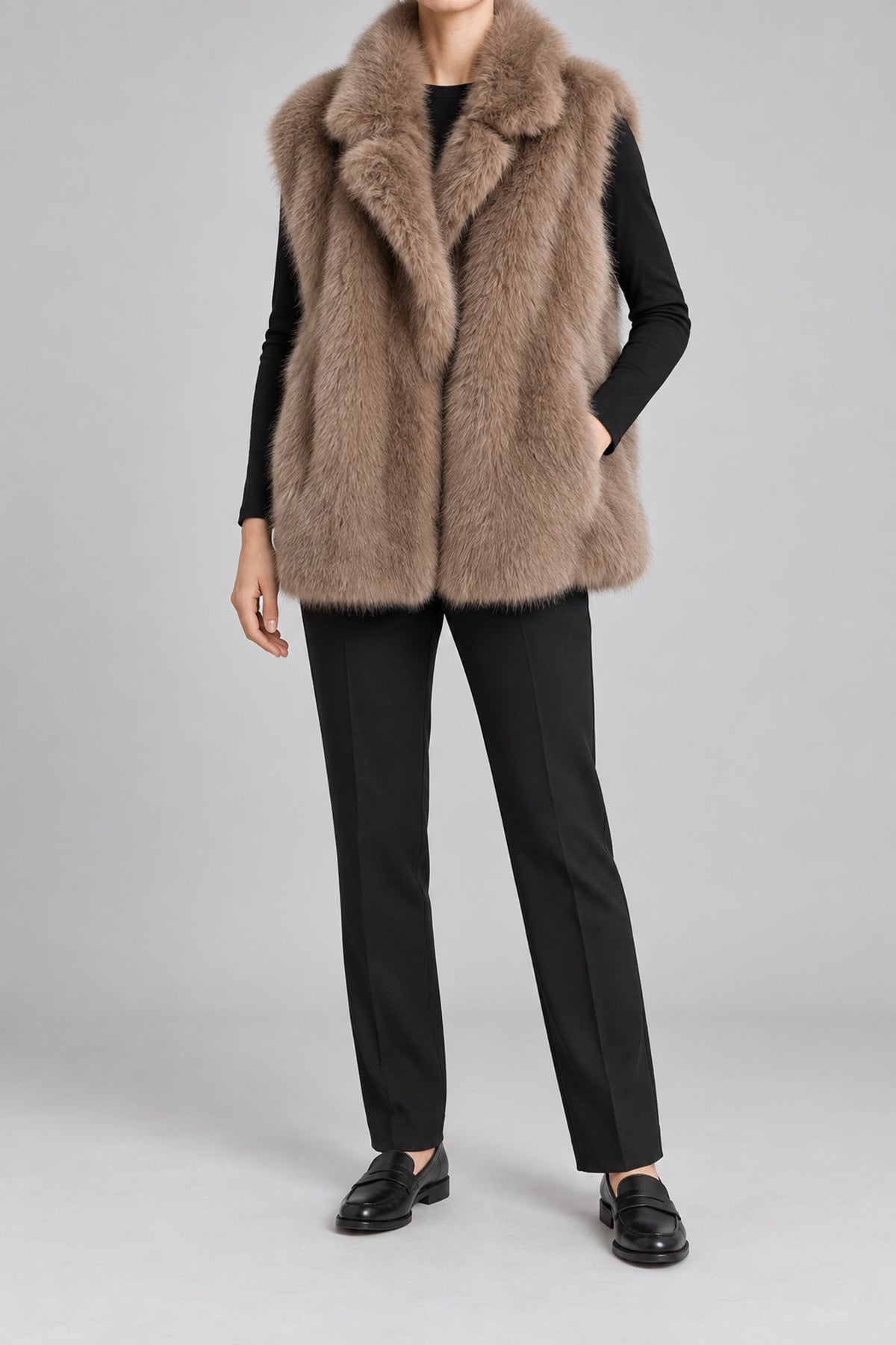 Gilet crema effetto pelliccia con revers Herno - foto su modella a figura intera 2