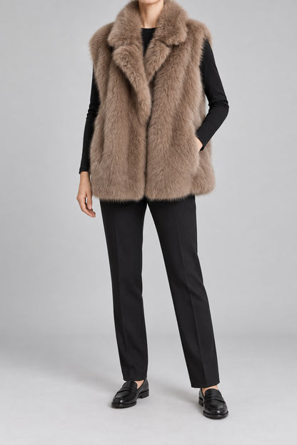 Gilet crema effetto pelliccia con revers Herno - foto su modella a figura intera 2