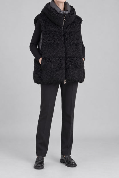 Gilet nero effetto astrakan con zip Herno - foto su modella a figura intera 2