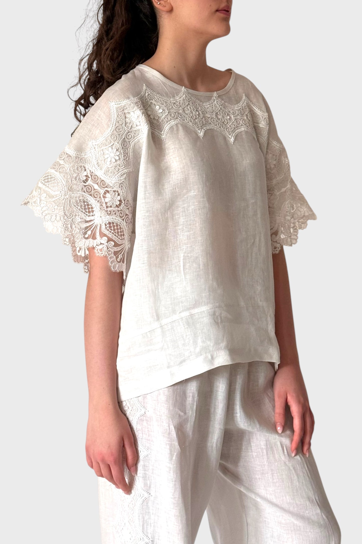 Maglia in lino con inserti di pizzo