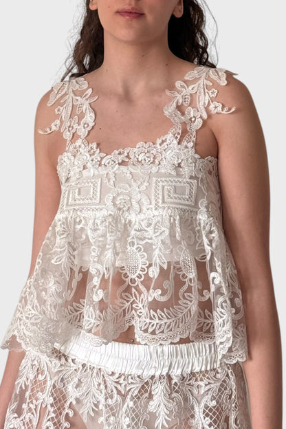 Top in pizzo bianco con spacco su schiena