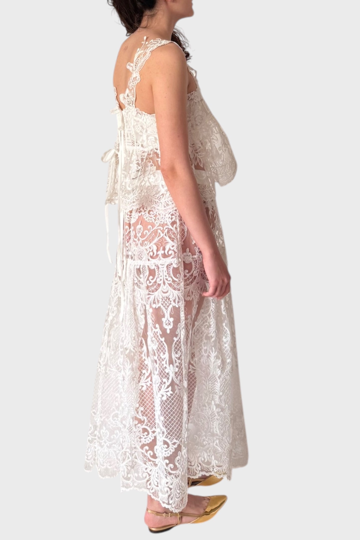 Top in pizzo bianco con spacco su schiena