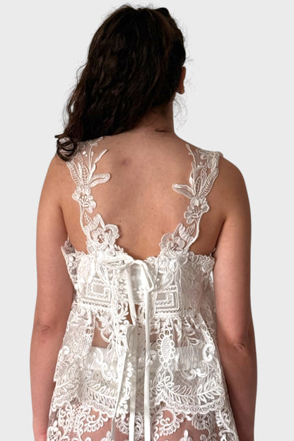 Top in pizzo bianco con spacco su schiena